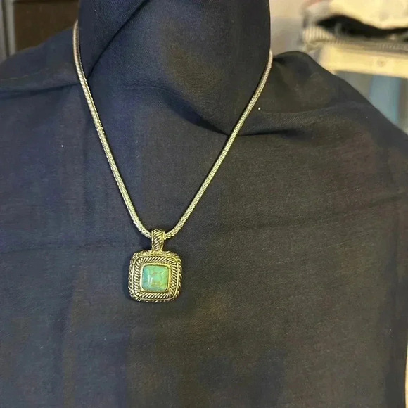 Elegant Gold and Green Pendant Necklace - Picture 1 of 3